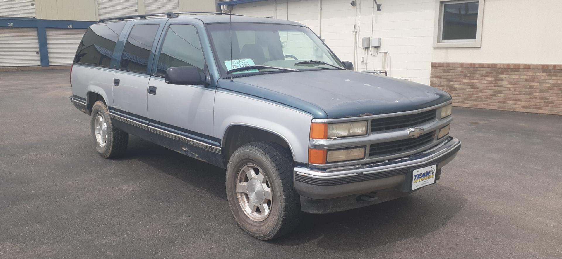 1995 Chevrolet Suburban K1500 4WD (1GNFK16K8SJ) with an 5.7L V8 OHV 16V engine, 4-Speed Automatic Overdrive transmission, located at 2015 Cambell Street, Rapid City, SD, 57701, (605) 342-8326, 44.066433, -103.191772 - CARFAX AVAILABLE - Photo#4